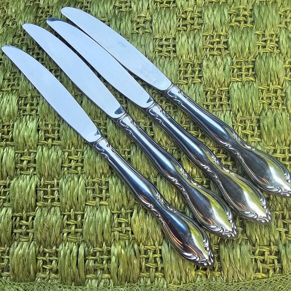4 Oneida Strathmore Dinner Knives 9" stainless scrolls classic romantic timeles - Picture 5 of 5